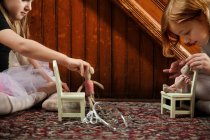 Ragazze che giocano sul tappeto con i giocattoli — Foto stock