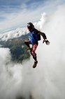 Fallschirmspringer über Saanen, Schweiz — Stockfoto