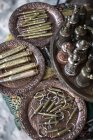 Balas de lembrança colocadas em pratos vintage, Sarajevo, Bósnia e Herzegovina — Fotografia de Stock