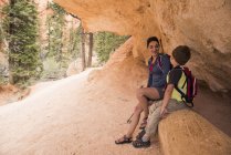 Mutter und Sohn machen Pause, wandern den Königinnengarten / navajo canyon loop im bryce canyon nationalpark, utah, usa — Stockfoto