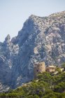 Vista ad angolo basso di Torre de Cala en Basset nella catena montuosa La Tramuntana, Maiorca, Spagna — Foto stock