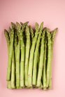 Mazzo di asparagi freschi — Foto stock