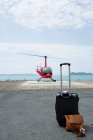 Bagagem em frente ao helicóptero que se prepara para partir de Long Island, Whitsunday Islands, Queensland, Austrália — Fotografia de Stock