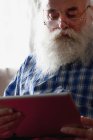 Homme âgé utilisant une tablette numérique — Photo de stock