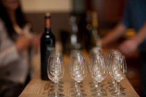 Primer plano de preparación para la cata de vinos - foto de stock