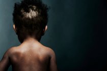 Retrato de menino, vista traseira — Fotografia de Stock