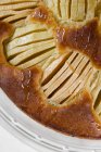 Vista superior de delicioso pastel de manzana cocido - foto de stock