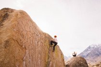 Freunde klettern Felsen, Buttermilch-Findlinge, Bischof, Kalifornien, USA — Stockfoto