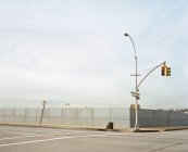 Пустая улица с светофорами — стоковое фото