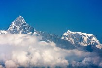 Machapuchare and annapurna peaks — Stock Photo