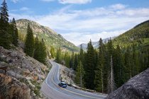 Auto sulla strada tortuosa, Aspen, Colorado, Stati Uniti — Foto stock