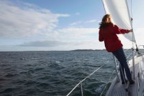 Donna che naviga su yacht, vista posteriore — Foto stock