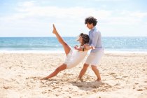 Пара танцює на пляжі — стокове фото