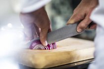 Chef slicing red onion, close-up — Stock Photo