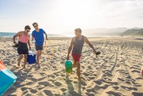 Group of friends walking on beach — Stock Photo