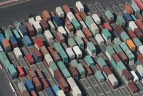 Повітряний вигляд багатокольорових вантажних контейнерів — стокове фото