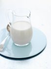 Close up tiro de jarro de leite no prato — Fotografia de Stock