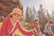 Drei Kinder erkunden Wald — Stockfoto