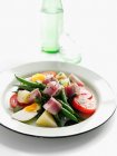 Sommerfruchtsalat mit Thunfisch auf dem Teller — Stockfoto