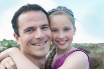 Padre e figlia sorridono insieme — Foto stock