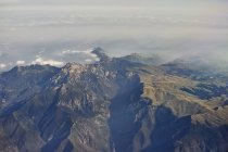Vue aérienne des Alpes italiennes sous un ciel nuageux — Photo de stock