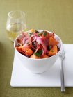 Солодкий картопляний салат в мисці — стокове фото