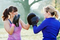 Boxer-Training mit Trainer im Freien — Stockfoto