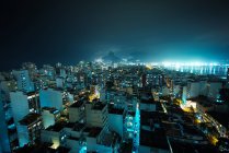 Вид на город с подсветкой ночью — стоковое фото