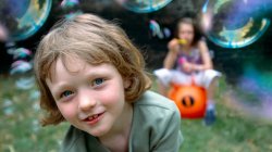Crianças brincando com bolhas ao ar livre, foco seletivo — Fotografia de Stock