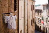 Laundry hanging from apartment window — Stock Photo