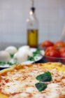 Pizza con foglie di basilico e verdure — Foto stock