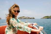 Donna sorridente che cavalca in barca — Foto stock