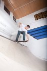 Skateboarder em rampa no parque de skate — Fotografia de Stock