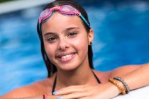 Teenager lächelt im Schwimmbad — Stockfoto