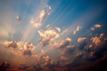 Облачное небо на закате — стоковое фото