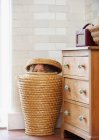 Niño escondido en la cesta de lavandería - foto de stock
