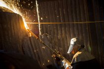 Schweißer bei der Arbeit in Stahlschmiede — Stockfoto