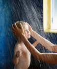 Madre lavado hijo en ducha - foto de stock