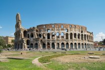 Колізей та людей з безхмарне небо на фоні, Рим, Італія — стокове фото