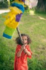 Chica balanceándose en piñata en fiesta - foto de stock