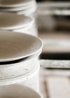 Placas de cerámica hechas a mano en el estante - foto de stock