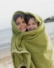 Двоє маленьких дітей в рушнику — стокове фото