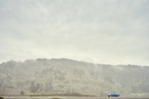 Редвуд шосе з mooving автомобіль — стокове фото