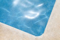 Coin piscine avec eau pétillante — Photo de stock