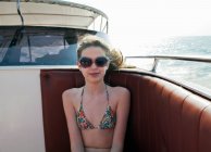 Chica sonriente con gafas de sol en el barco - foto de stock