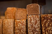 Темный хлеб с зерном — стоковое фото