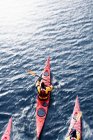 Vista aérea de los kayakistas en agua - foto de stock