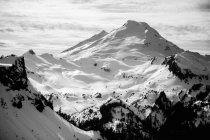 Сніг накривав видом гору Бейкер — стокове фото