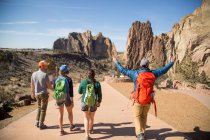 Backpackers in vacation, Smith Rock State Park, Oregon — стокове фото