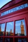 Big Ben spiegelt sich im Fenster der Telefonzelle, London, Großbritannien — Stockfoto